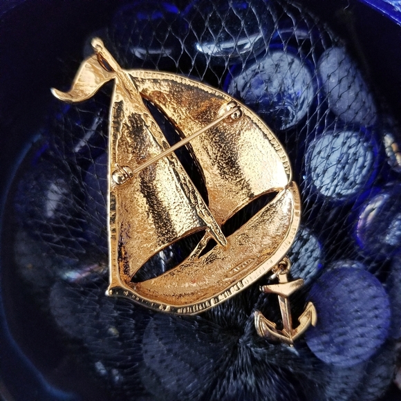 Vintage Avon Nautical Boat Brooch / Pin in Red, White & Blue - Picture 3 of 12